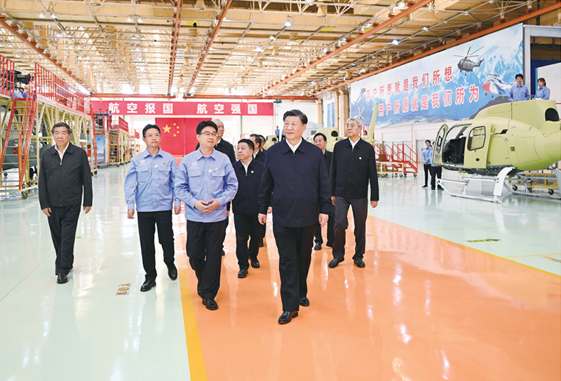 2023年10月10日至13日，中共中央总书记、国家主席、中央军委主席习近平在江西考察。这是11日上午，习近平在景德镇市昌河飞机工业（集团）有限公司考察。 新华社记者 燕雁/摄