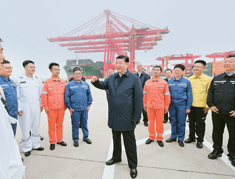 2024年5月22日至24日，中共中央总书记、国家主席、中央军委主席习近平在山东考察。这是22日下午，习近平在日照港亲切慰问港口科技工作者、运营人员、航运人员。 新华社记者 谢环驰/摄