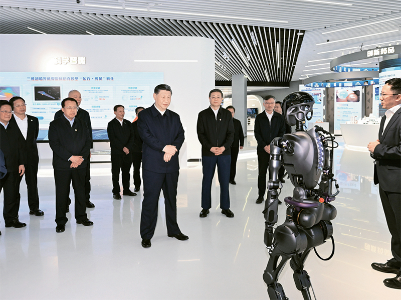 2023年11月28日至12月2日，中共中央总书记、国家主席、中央军委主席习近平在上海考察。这是11月28日下午，习近平在浦东新区张江科学城参观上海科技创新成果展。 新华社记者 谢环驰/摄