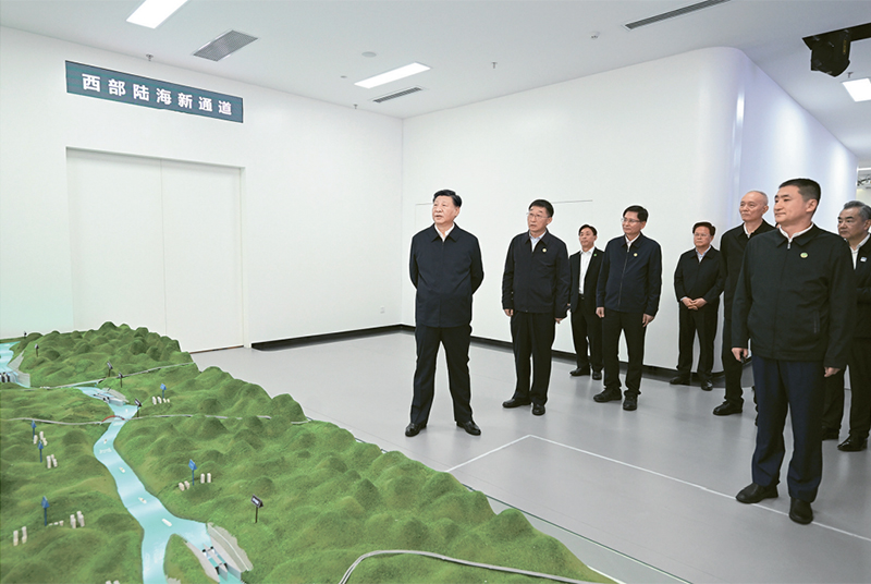 2023年12月14日至15日，中共中央总书记、国家主席、中央军委主席习近平在广西考察。这是14日上午，习近平在南宁市考察中国—东盟信息港股份有限公司，结合平陆运河沙盘听取西部陆海新通道骨干工程建设汇报。 新华社记者 谢环驰/摄